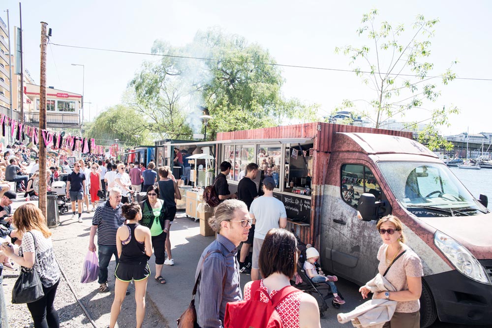 En foodtruck och massa människor på Hornstull marknad