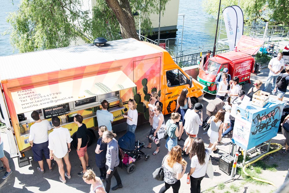 Människor vid foodtrucks på en marknad i Hornstull